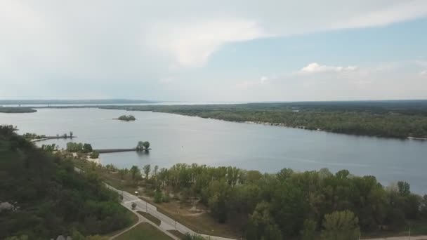 从无人机俯瞰到第聂伯河 美丽的风景 河流上的绿色岛屿 从顶部俯瞰第聂伯河 — 图库视频影像