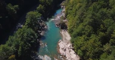 Fırtına nehri Belaya Khadzhokh geçidinde. Güzel manzaralar, kanyonlar ve geçitler. Yukarıdan hava görüntüsü