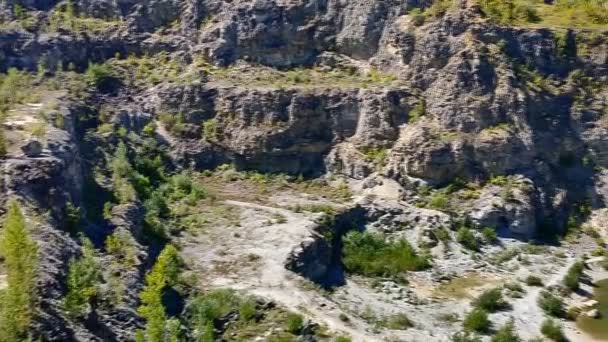 一个废弃的花岗岩采石场 长满了树木 底部有一个绿湖 Adygea的性质和景观 — 图库视频影像