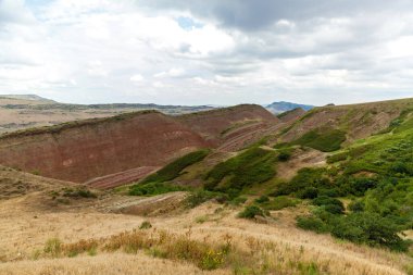 David Gareja manastırına giden yol, güzel manzaralar, renkli dağlar ve toprak yollar.