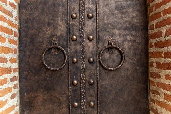 Eski Metal Bir Kapının Yuvarlak Demir Kulpları Antika Demir Kapı — Stok fotoğraf