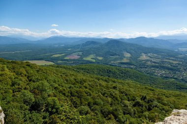 Adygea 'daki güzel manzaralar, yeşil yüksek dağlar, Belaya nehri, gözlem güverteleri ve vadilerde ve dağ yamaçlarında sayısız yeşil ormanlar.