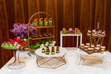 Yemek servisi, çeşitli lezzetli abur cuburlar ve açık büfede tatlılar. Yemek servisi, tabakta çeşitli atıştırmalıklar.