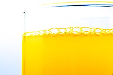 Portakallı gazoz cam yakın çekim makro dokulu arka planda kabarcıklar. Parlak görünüm fotoğraf.