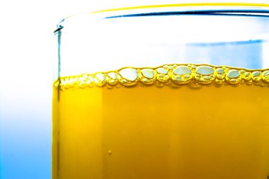 Portakallı gazoz cam yakın çekim makro dokulu arka planda baloncuklar