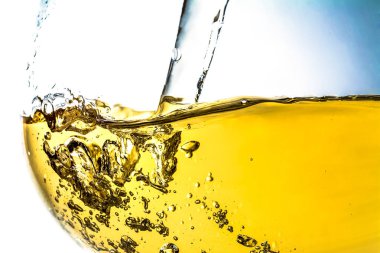 Bir cam sıçramasına, portre, şarap, sıçrama, kabarcık, fizz dökme olmak şarap akış. Parlak görünüm fotoğraf.