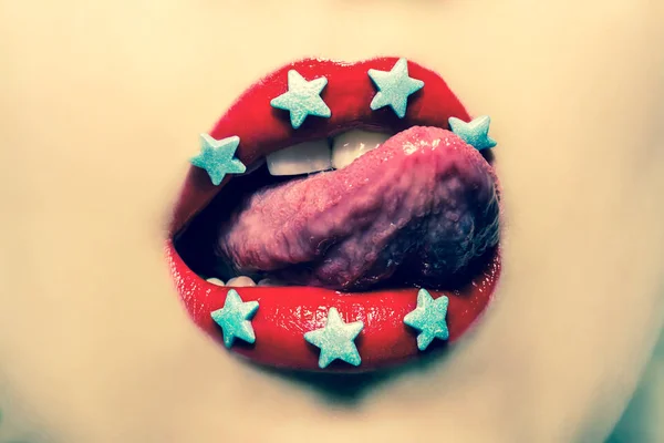 Frau Leckt Ihre Lippen Bemalten Roten Lippenstift Mit Süßigkeiten Form — Stockfoto