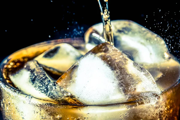 Bir Bardak Soda Buz Küpü Ile Içine Dökme Olmak Siyah — Stok fotoğraf