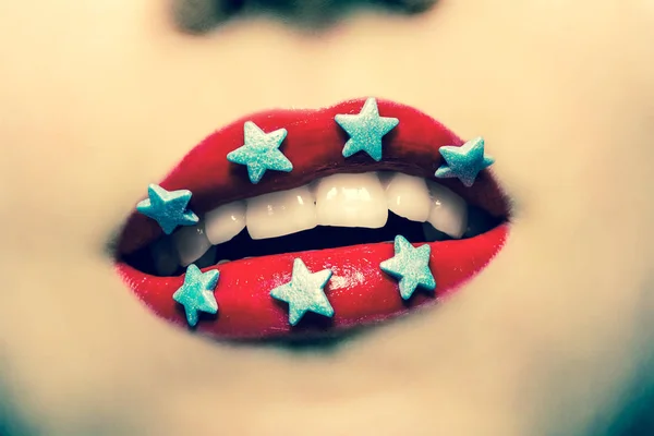Χαμογελαστή Γυναίκα Χείλη Βαμμένο Κόκκινο Κραγιόν Και Καραμέλα Αστέρια Μακροεντολή — Φωτογραφία Αρχείου