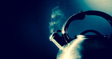 Islık, buhar doku siyah bir zemin üzerine su ısıtıcısı kaynar su ısıtıcısı. Vintage, grunge eski retro tarzı fotoğraf.