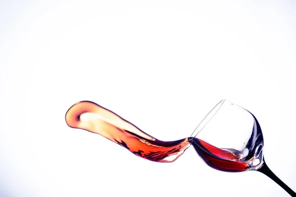 ワインが注がれる白い背景にガラスのストリーム — ストック写真