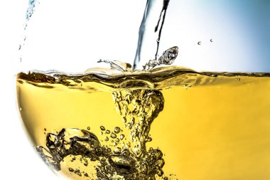 Şarap cam yakın çekim, şarap, sıçramasına, sıçrama, kabarcık, fizz dökme olmak akış. Parlak görünüm fotoğraf.