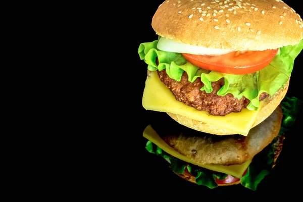 Großer Hamburger Mit Frischem Gemüse Mit Reflexion Isoliert Auf Schwarzem — Stockfoto