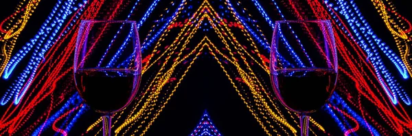 Dois Copos Vinho Fundo Luzes Coloridas Abstratas Movimento Linhas Luz — Fotografia de Stock