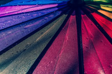 Çok renkli renkli şemsiye yağmur damlaları ile gökkuşağının bütün renkleri ile. Vintage, grunge, eski, retro tarzı fotoğraf.