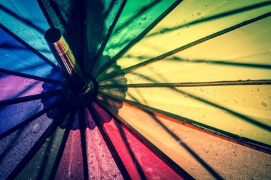 Çok renkli renkli şemsiye yağmur damlaları ile gökkuşağının bütün renkleri ile. Vintage, grunge, eski, retro tarzı fotoğraf.