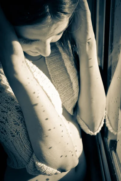 Jovencita Sonriendo Detrás Una Ventana Lluviosa Sol Niña Sol Junto — Foto de Stock