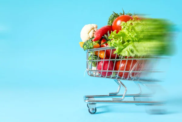 Panier Avec Légumes Frais Close Sur Fond Bleu Avec Effet — Photo