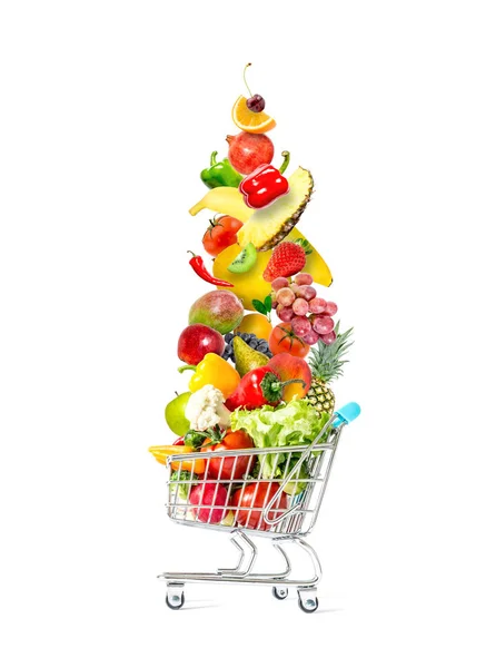 新鲜的蔬菜和水果飞在拥挤的购物车上 在白色的背景下被隔离 在白色背景下的拥挤购物车中的新鲜蔬菜和水果的山 — 图库照片