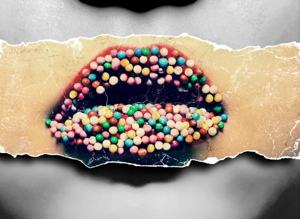 Weibliche Lippen Mit Rotem Lippenstift Und Bunten Bonbons Auf Den — Stockfoto