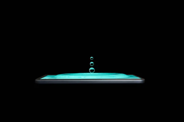 概念創造的な 容積の写真水しぶきが黒い背景に分離されたスマート フォンと水滴 水の滴はスマート フォンに分類されます 体積の — ストック写真