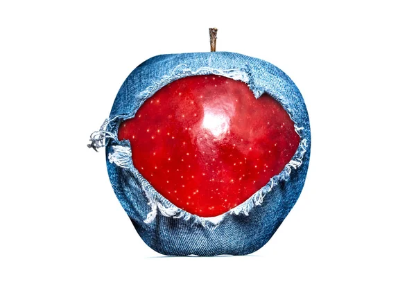 有创意的照片 一个红色的苹果特写在牛仔壳与一个孔 牛仔纹理在白色背景下隔离 抽象苹果照片在牛仔裤纹理 — 图库照片
