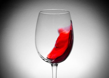 Kırmızı şarap sıçrama kadehinin yakın çekim makro doku arka planda. Vintage eski retro tarzı görünümü. Yumuşak odak.