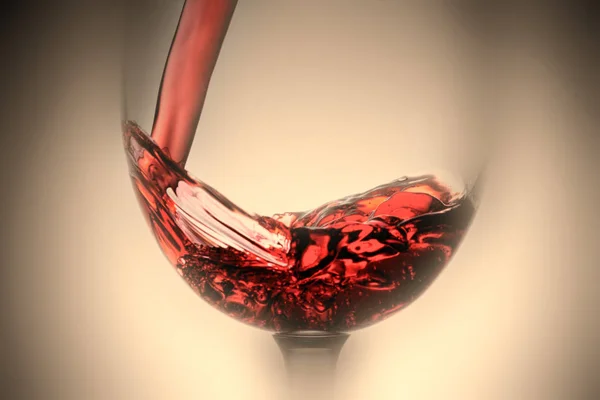 红葡萄酒飞溅在酒杯特写的宏观纹理背景 复古复古风格视图 软焦点 — 图库照片