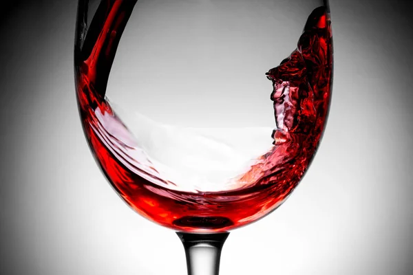 ワイングラス クローズ アップ マクロ テクスチャ背景の赤ワイン スプラッシュ ヴィンテージの古いレトロなスタイルのビュー ソフト フォーカス — ストック写真