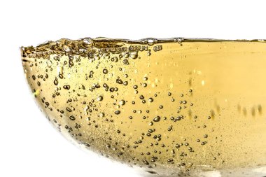 Splash beyaz şarap cam üst beyaz arka plan üzerinde izole kabarcık yakın çekim makro doku ile. Dalga güzel fizz ile beyaz şarap.