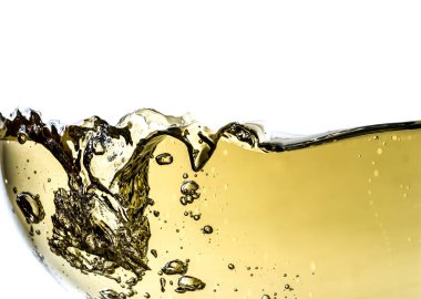Splash beyaz şarap cam üst beyaz arka plan üzerinde izole kabarcık yakın çekim makro doku ile. Dalga güzel fizz ile beyaz şarap.