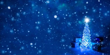 Çelenk üzerinde parlayan ışıklar ve taç yağan kar mavi bir Kuzey ışıkları zemin üzerine parlayan bir yıldız ile Noel ağacı. Noel ve Yılbaşı'nın arka plan metin için boş alan ile.