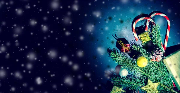 Zweig Eines Weihnachtsbaums Mit Kugeln Tannenzapfen Traditionellen Bonbons Und Schachteln — Stockfoto