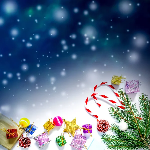 Красивый Рождественский Новогодний Фон Ветками Елки Игрушками Сладостями Падающий Снег — стоковое фото