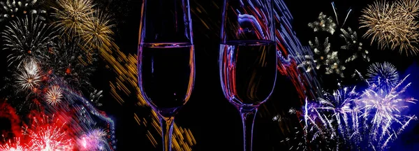 Два Бокала Вина Шипящего Шампанского Пузырьками Крупным Планом Фоне Красочного — стоковое фото