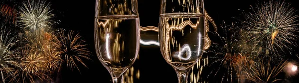 Due Bicchieri Vino Frizzante Champagne Con Bolle Primo Piano Sullo — Foto Stock