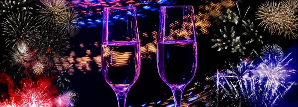 Due Bicchieri Vino Frizzante Champagne Con Bolle Primo Piano Sullo — Foto Stock