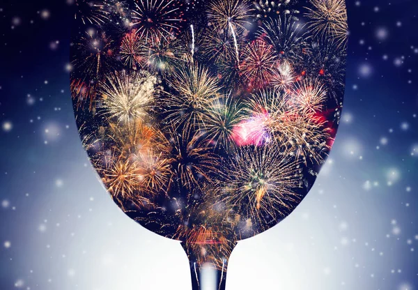 Fuochi Artificio Colorati Contro Silhouette Nera Bicchiere Vino Primo Piano — Foto Stock
