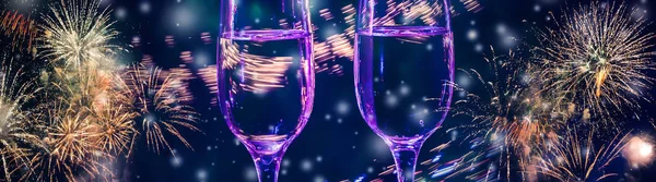 Fuochi Artificio Colorati Due Bicchieri Champagne Fizz Vino Con Bolle — Foto Stock