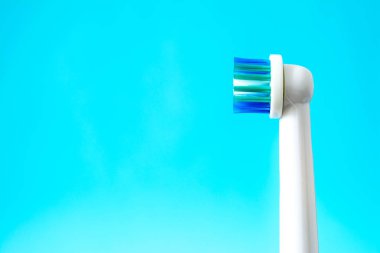 Elektrikli diş fırçası closeup mavi bir arka plan üzerinde