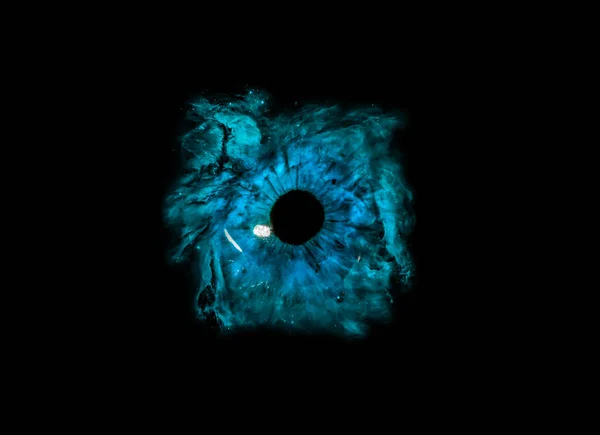 空間で女性の目のクローズ アップ マクロ 黒い背景に分離された星と宇宙の塵の概念の創造的な写真 星と宇宙の星雲のクローズ アップ マクロを雌性青い目 — ストック写真