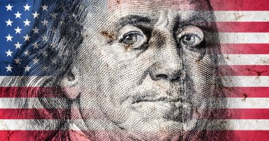 Amerika eski doku ile bayrağı ve Benjamin Franklin portre yüz dolar üzerinde Kapat