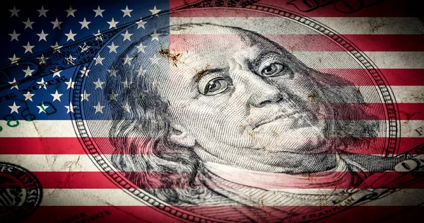 Grunge 텍스처와 미국의 국기와 달러에 벤자민 프랭클린의 초상화 닫습니다 — 스톡 사진