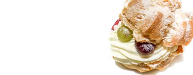 Üzüm ve metin için yer beyaz zemin üzerine izole tereyağı krema closeup ile meyve pasta.