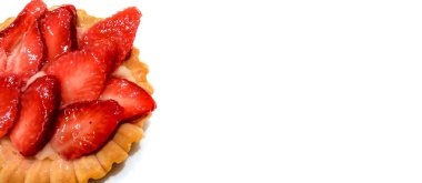 Meyveli kek çilek ile yakın çekim metin için yer beyaz zemin üzerine izole.