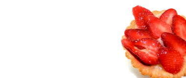 Meyveli kek çilek ile yakın çekim metin için yer beyaz zemin üzerine izole.