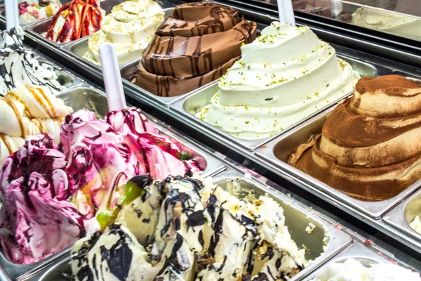 糖果店里的冰淇淋柜台 免版税图库照片