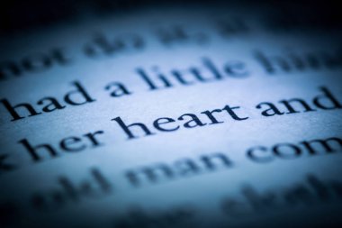 Kitap yakın çekim makro word kalbinde. Vintage, grunge, eski, retro tarzı fotoğraf.