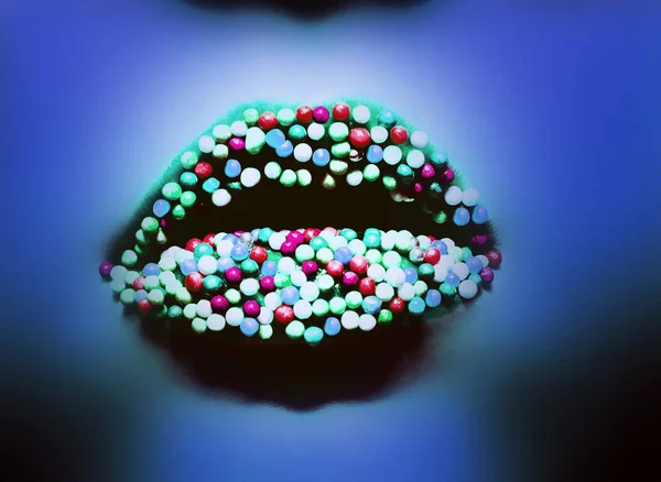 Weibliche Lippen Mit Buntem Süßigkeiten Nahaufnahme Makro Blauem Neonlicht — Stockfoto