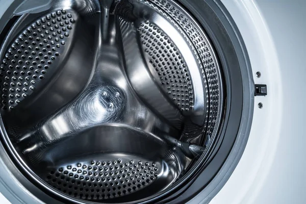 现代化洗衣机的清洁鼓关闭 — 图库照片